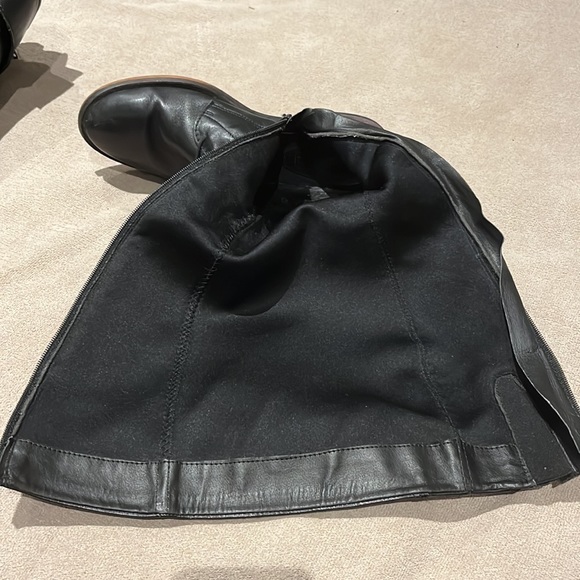 TOWN SHOES Tall Black Leather Riding Boots gold accent buckle
size 8 EUC - Picture 12 of 14
